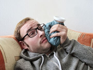 Hombre con una bolsa de hielo para los golpes