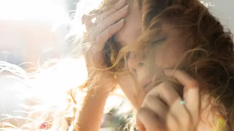 Mujer con la melena al viento Mujer con la melena al viento