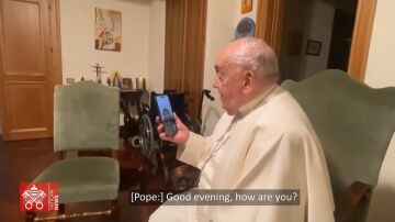 Papa Francisco hablando con su amigo