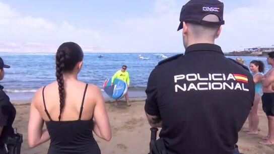 Drones, helic&oacute;pteros y talleres llenan la Playa de Las Canteras para prevenir ahogamientos