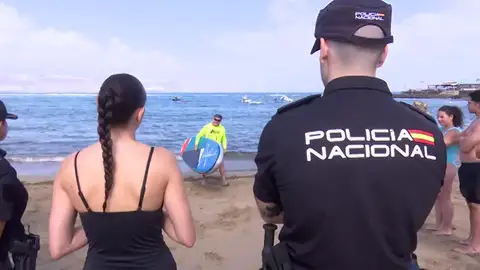 Simulacro en la Playa de Las Canteras Drones, helicópteros y talleres llenan la Playa de Las Canteras para prevenir ahogamientos