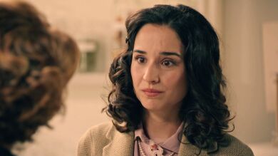 Cristina le comunica a su madre que quiere quedarse en la fábrica y no volver a Madrid