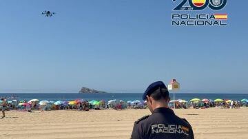 La Policía Nacional refuerza la vigilancia en las playas de Benidorm con drones y patrullas para evitar robos