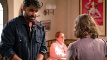 Raúl le pide a Claudia una cita para ir al cine: “¿Quieres salir conmigo?”