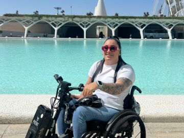 Un nuevo comienzo para María José, gracias a la solidaridad de un empresario, después de que la robaran el motor de su silla de ruedas