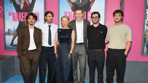 Pamela Anderson y Liam Neeson con sus respectivos hijos en la premiere de The Naked Gun en Nueva York Pamela Anderson y Liam Neeson con sus respectivos hijos en la premiere de The Naked Gun en Nueva York