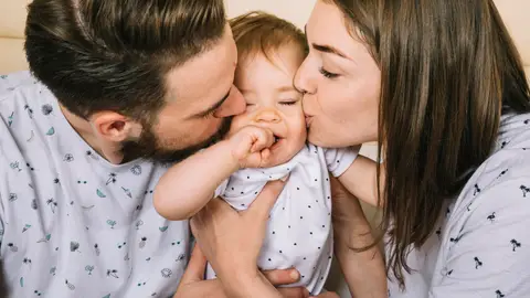 Pareja con su bebé Pareja con su bebé