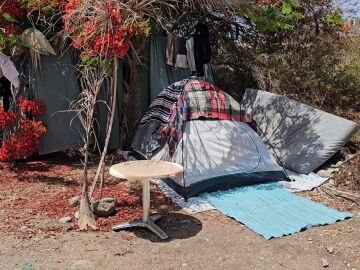 La otra cara del turismo y el lujo: decenas de personas sin hogar acampan en el sur de Gran Canaria