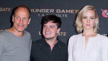 Woody Harrelson, Josh Hutcherson y Jennifer Lawrence de Los juegos del hambre