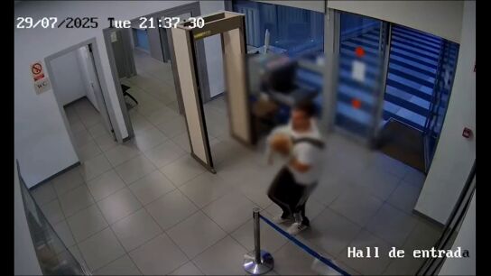 El padre entrando a la Comisar&iacute;a del Actur en Zaragoza, para que salvaran a su hijo