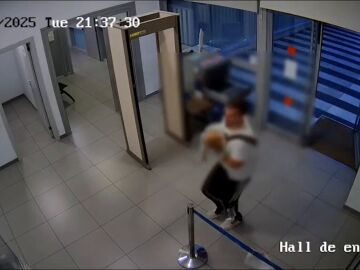 El padre entrando a la Comisaría del Actur en Zaragoza, para que salvaran a su hijo