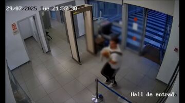 El padre entrando a la Comisaría del Actur en Zaragoza, para que salvaran a su hijo