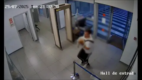 El padre entrando a la Comisaría del Actur en Zaragoza, para que salvaran a su hijo El padre entrando a la Comisaría del Actur en Zaragoza, para que salvaran a su hijo
