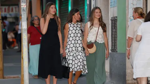 El plan de cine de la reina Letizia, la infanta Sofía y la princesa Leonor en Mallorca El plan de cine de la reina Letizia, la infanta Sofía y la princesa Leonor en Mallorca
