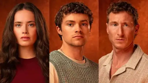 Mia Carragher, Euan Garrett y Joshua Lacey como Katniss, Peeta y Haymitch en The Hunger Games: On Stage Mia Carragher, Euan Garrett y Joshua Lacey como Katniss, Peeta y Haymitch en The Hunger Games: On Stage