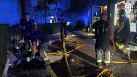 Imágenes de los bomberos actuando en el incendio del distrito de Latina, Madrid