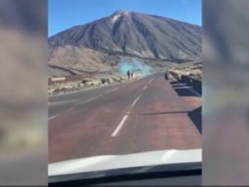 Turistas encienden bengalas en el Teide