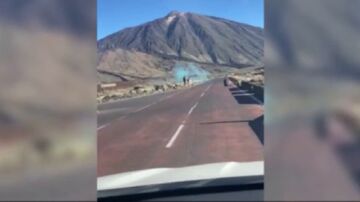 Turistas encienden bengalas en el Teide