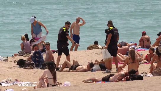 Falsificaciones, trenzas, masajes... la venta ambulante crece en las playas de Canarias