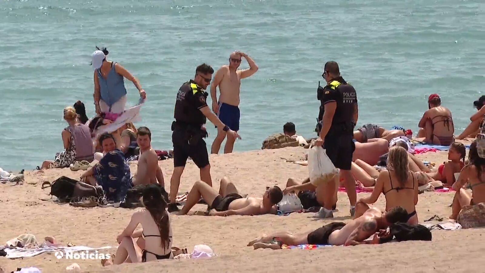 Falsificaciones, trenzas, masajes... la venta ambulante crece en las playas de Canarias
