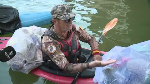 Limpiando de basura el Guadalquivir Limpiando de basura el Guadalquivir