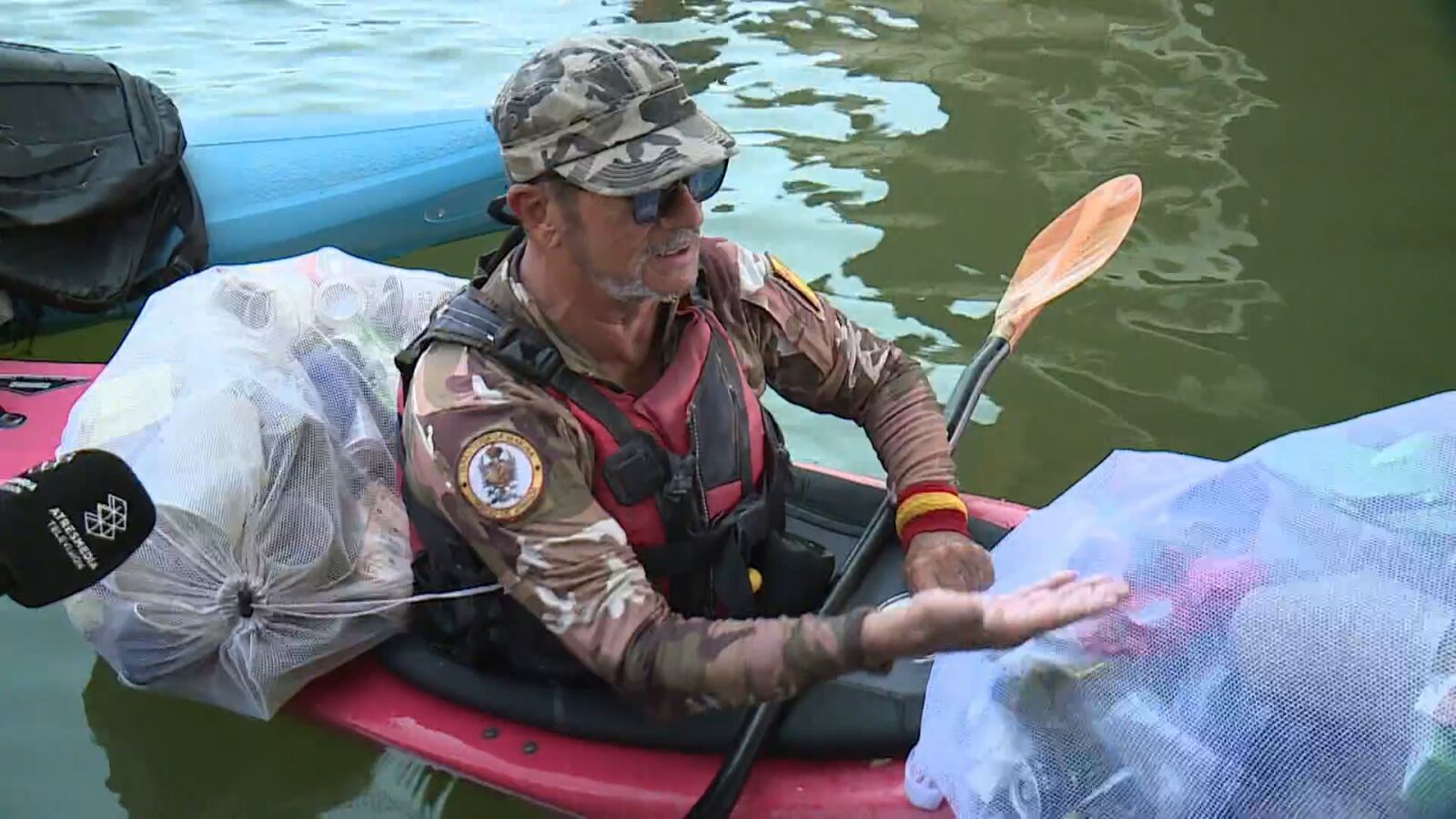 'El Capitán May' y José Pitel, dos jubilados que limpian a diario el Guadalquivir: 