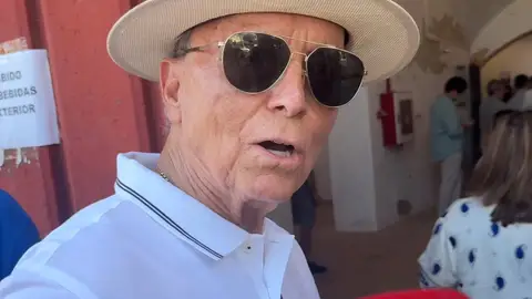 Ortega Cano haciendo declaraciones a la prensa Ortega Cano haciendo declaraciones a la prensa