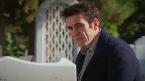 Timur llora ante la tumba de Aziz y grita su mayor dolor: "¡Toda mi vida ha sido una mentira!" Timur llora ante la tumba de Aziz y grita su mayor dolor: "¡Toda mi vida ha sido una mentira!"