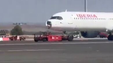 Así quedó el avión Madrid - París, tras aterrizar de emergencia: 