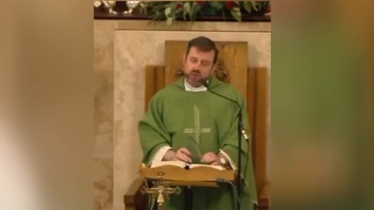 El cura de Valdepe&ntilde;as, en su discurso sobre los temporeros