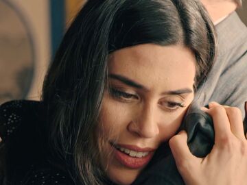 Mar&iacute;a se esfuerza por caminar y termina en los brazos de Gabriel: un momento lleno de ternura