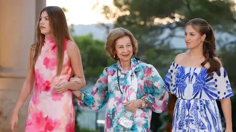 La infanta Sofía y la princesa Leonor junto a la reina Sofía en Marivent La infanta Sofía y la princesa Leonor junto a la reina Sofía en Marivent