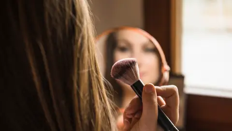 Mujer usando maquillaje Mujer usando maquillaje