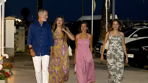 La Familia Real llegando al restaurante La Familia Real llegando al restaurante