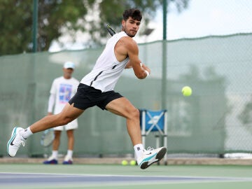 Carlos Alcaraz entrenando