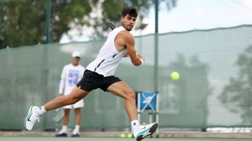 Carlos Alcaraz entrenando