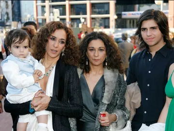 Rosario Flores con su hijo Pedro Antonio y Lolita Flores con su hijo, Guillermo Furiase, en 2007 Rosario Flores con su hijo Pedro Antonio y Lolita Flores con su hijo, Guillermo Furiase, en 2007