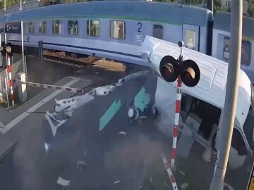 Fulminante choque entre una furgoneta y un tren en Wola Filipowska, Polonia