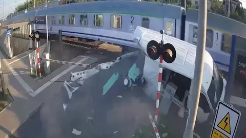 Fulminante choque entre una furgoneta y un tren en Wola Filipowska, Polonia Fulminante choque entre una furgoneta y un tren en Wola Filipowska, Polonia