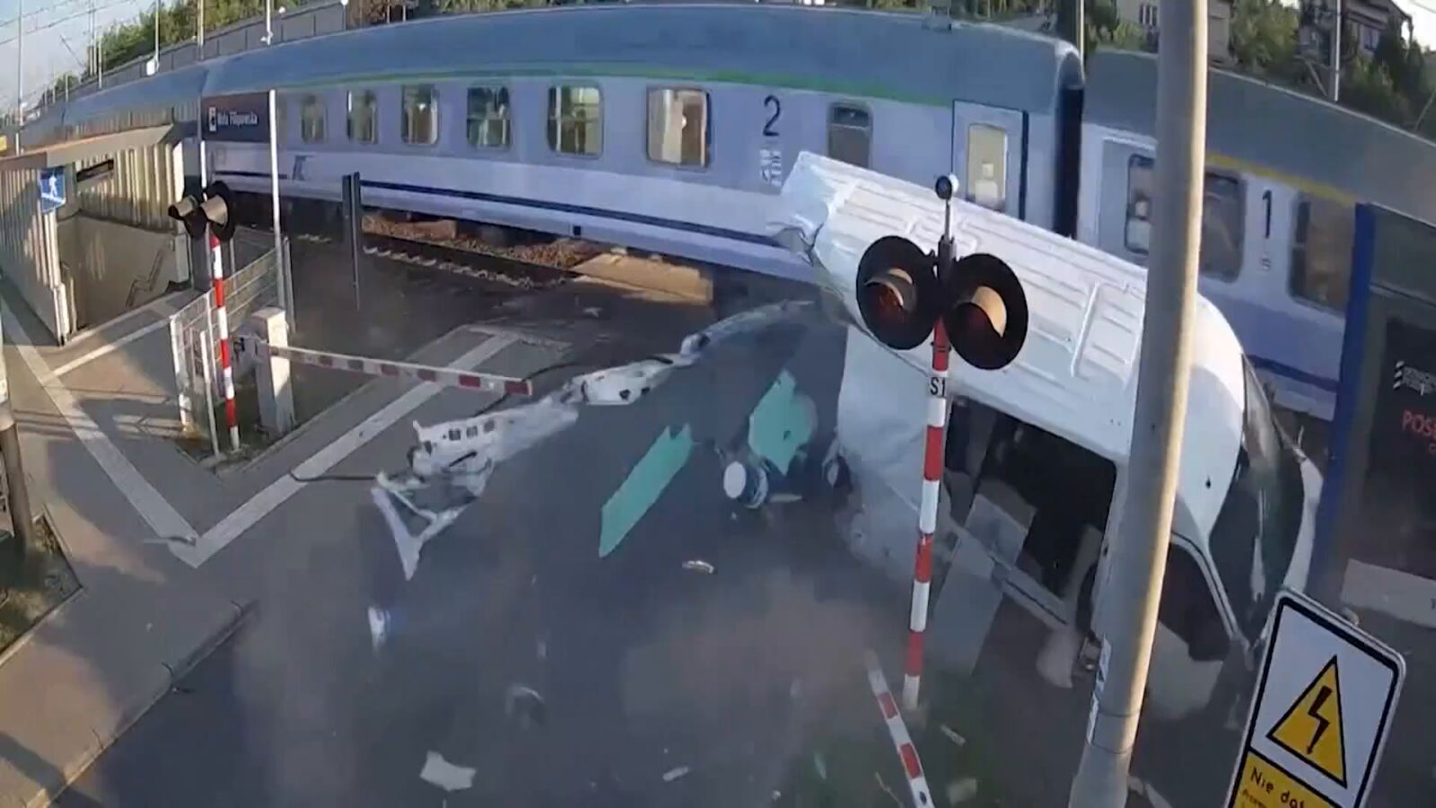 Imágenes impactantes | Una camioneta es arrasada fulminantemente por un tren y su conductor sale ileso