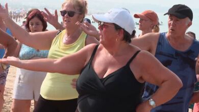 Juani revoluciona las playas de Chiclana con sus clases de baile