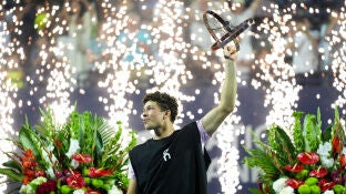 Ben Shelton levantando el trofeo del Abierto
