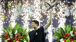 Ben Shelton levantando el trofeo del Abierto Ben Shelton levantando el trofeo del Abierto