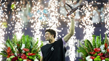 Ben Shelton levantando el trofeo del Abierto