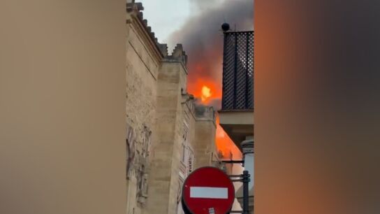 Incendio en la Mezquita Catedral de C&oacute;rdoba: varias dotaciones de bomberos trabajan en la zona
