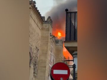 Incendio en la Mezquita Catedral de Córdoba: varias dotaciones de bomberos trabajan en la zona