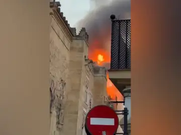 Incendio en la Mezquita Catedral de Córdoba: varias dotaciones de bomberos trabajan en la zona Incendio en la Mezquita Catedral de Córdoba: varias dotaciones de bomberos trabajan en la zona