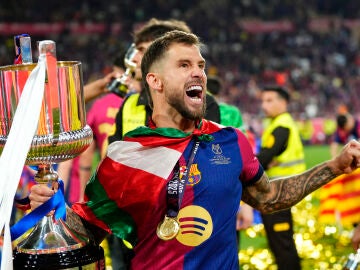Iñigo Martínez con la Copa del Rey