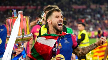 Iñigo Martínez con la Copa del Rey