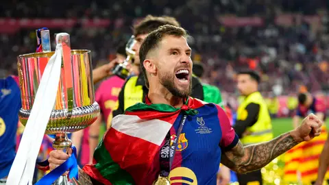 Iñigo Martínez con la Copa del Rey Iñigo Martínez con la Copa del Rey